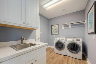 Opulent Lakefront Retreat in Gated Golf Community - 6