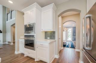 Opulent Lakefront Retreat in Gated Golf Community - 1