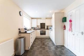 4 Bedroom Detached, Wi-Fi, Parking, stunning views - Newcastle under Lyme - 6
