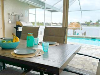 Ruby's Lake Retreat - Heated Pool, Tiki Hut & Lake Views - Cape Coral - 4