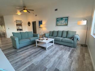 Ruby's Lake Retreat - Heated Pool, Tiki Hut & Lake Views - Cape Coral - 6