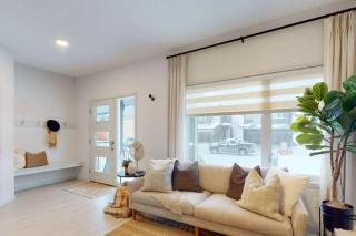 Exquisite 3bedroom home, 16m to WEM & 25m to YEG - 3