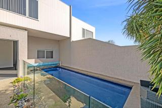 Sea Panorama on The Parade with pool - 6