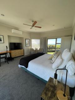 Views to unwind - self contained unit w/king bed - Ruakaka - 7