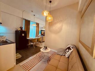 Budget Friendly Staycation walking distance to Venice Mall with Netflix and Wifi - Manila - 6