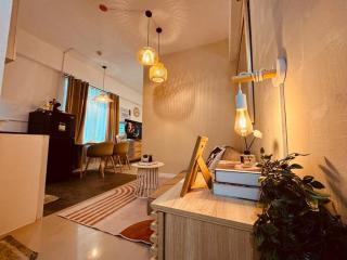 Budget Friendly Staycation walking distance to Venice Mall with Netflix and Wifi - Manila - 5