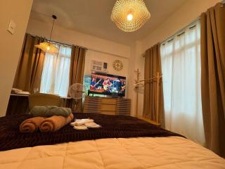 Budget Friendly Staycation walking distance to Venice Mall with Netflix and Wifi - Manila - 3