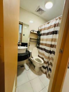 Budget Friendly Staycation walking distance to Venice Mall with Netflix and Wifi - Manila - 2