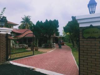 Pet-Friendly, Spacious Family Cottage, with Games Lounge & Near Beach - Port Dickson - 7