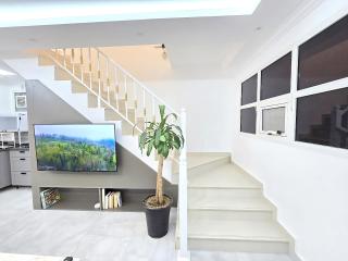 Lux Khibeesi Moods 3BR Villa - Al Ain - 9