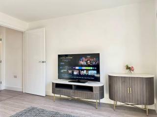 Modern 2 Bedroom Home In Central Location with 3 Beds and Free Driveway Parking - 3