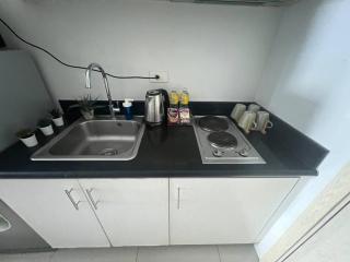 Cozy Makati Condo Getaway with balcony - Manila - 9