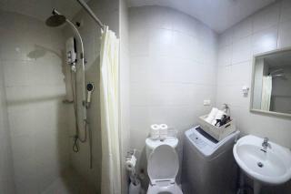 Cozy Makati Condo Getaway with balcony - Manila - 7