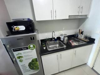 Cozy Makati Condo Getaway with balcony - Manila - 3