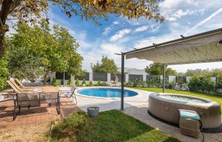 Lovely Home In Vodnjan With Jacuzzi - Vodnjan - 0
