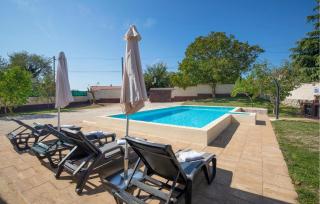 Three-Bedroom Holiday Home In Divsici - 1
