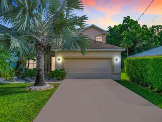Classic Arcades Heated Pool Home by Beach & Dining - Bonita Springs - 3