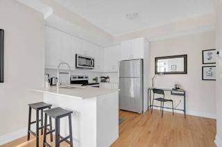 Designer Yorkdale 2BR Townhouse, Private Patio, Parking - 8