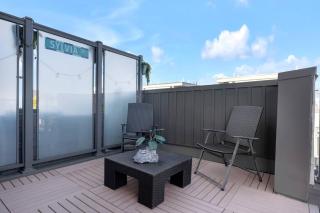 Designer Yorkdale 2BR Townhouse, Private Patio, Parking - 6