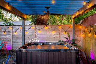 Paradise Pool Palace - 4 min Uber to 6th St - Austin - 5