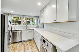 Lagoon View Villa 2 bd 2 & one half bath Steps to the Beach - 8