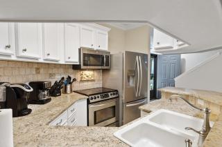 Pet Friendly Beach Villa 3 Bed 3 Bath walk to the beach pools tennis and more 16 OB - Hilton Head Island - 2