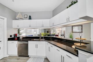 Upgraded Pet Friendly 3 bed 3 bath Beach Villa Walk to the beach - Hilton Head Island - 6