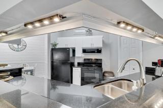 Upgraded Pet Friendly 3 bed 3 bath Beach Villa Walk to the beach - Hilton Head Island - 5