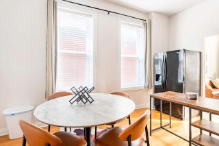 Cozy 2 BR 1 BA Flat Just 10 Mins from Downtown - Chicago - 8