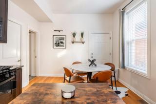 Cozy 2 BR 1 BA Flat Just 10 Mins from Downtown - Chicago - 3