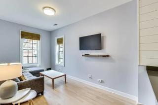 Cozy Coach House with Private Deck - Chicago - 9