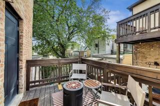 Cozy Coach House with Private Deck - Chicago - 7