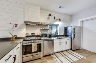 Cozy Coach House with Private Deck - Chicago - 3