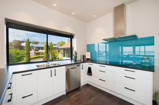 Sunny Richmond Holiday Home with Sea Views - Richmond - 3
