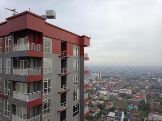 Cozy and High Floor Studio Room at Vida View Makassar Apartment By Travelio - Pampang - 5