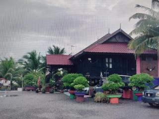 RUMAH KAYU ED BEACH Cafe - Kuala Kedah - 8