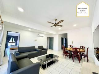 6 BEDROOMS PENTHOUSE MARINA COURT CITY CENTRE - 19pax - Kota Kinabalu - 0