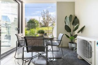 Tranquil Apt Major Hospital Precinct w Parking - 9