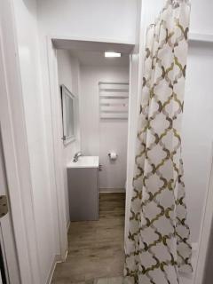 Newly Renovated One Bedroom Unit USA SIDE - Niagara Falls - 4