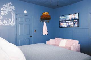 Historic Train House close to Stadium - King Bed - Northport - 3