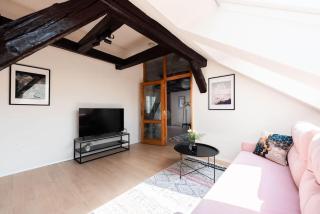 Wonderful Romantic Old Town Apt - 1