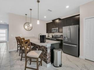 Last Minute Disney Getaway! Private Pool, Hot Tub & Games Room. Book Now! #65717 - Kissimmee - 1