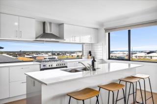 Spacious family home with pool and ocean views - Torquay - 0