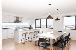 Spacious family home with pool and ocean views - Torquay - 9