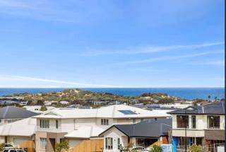 Spacious family home with pool and ocean views - Torquay - 8