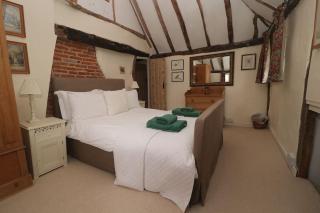 Idyllic 15th century farmhouse with hot tub - 9