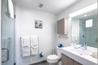 Modern Apt with Gym & Terrace - 3