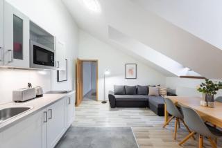 Elegant 4-Guest Retreat near Old Town - Prague - 9
