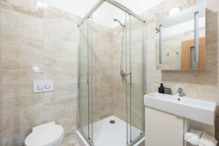 Elegant 4-Guest Retreat near Old Town - Prague - 8