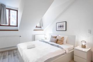 Elegant 4-Guest Retreat near Old Town - Prague - 6